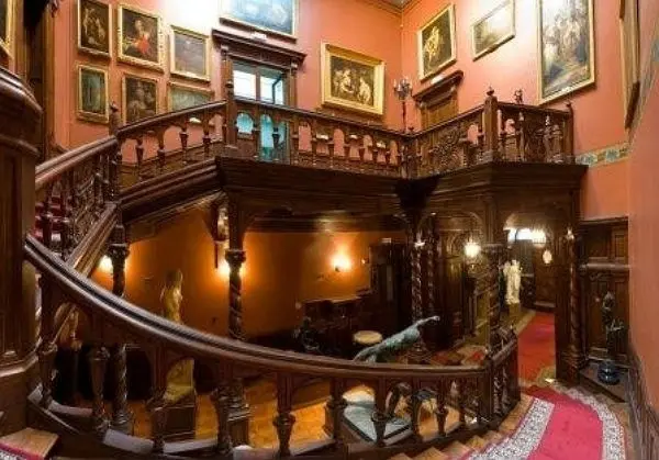 Парадні сходи будинку Ханенків. Фото М. Андреєва.