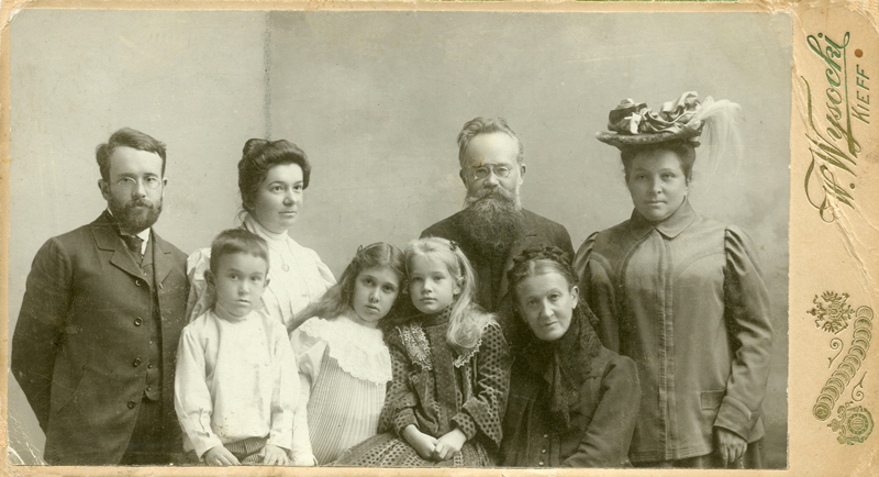 Олександр Грушевський у родинному колі