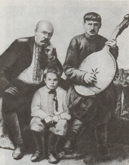 Микола Миколайович Акркасс з сліпим кобзарем Терентієм Пархоменом та хлопчиком-поводирем. Фото початку 1900-х років.