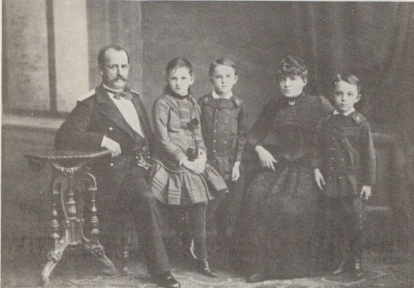 Микола Миколайович Аркас з дружиною Ольгою Іванівною Аркас та дітьми Оксаною (народ. 1877р.), Петро (народ. 1879р.), Миколою (народ. 1888р.). Фото кінця 80-х років ХІХ ст.