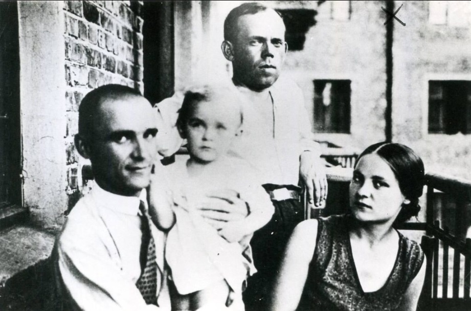 В. П. Бобинський із сином Борисом, дружиною Емілією і Т. Г. Масенком. Поч. 1930-х рр. ЦДАМЛМ України, ф. 910, оп. 2, од. зб. 2, арк. 4.