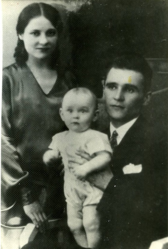 В. П. Бобинський з дружиною Емілією та сином Борисом. 1930 р. ЦДАМЛМ України, ф. 910, оп. 2, од. зб. 2, арк. 1.