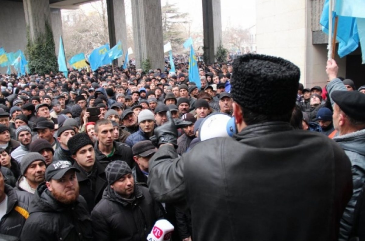 Голова Меджлісу Рефат Чубаров вимагав від спікера кримського парламенту Володимира Константинова перенести або скасувати позачергову сесію, щоб уникнути протистояння і подальшого загострення ситуації в Криму